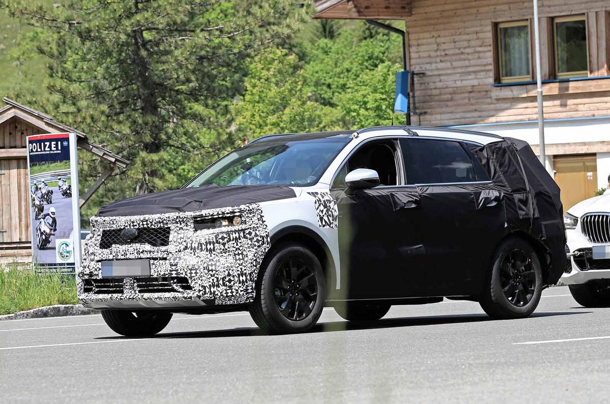 New Kia Sorento spyshot New Kia Sorento spyshot front side