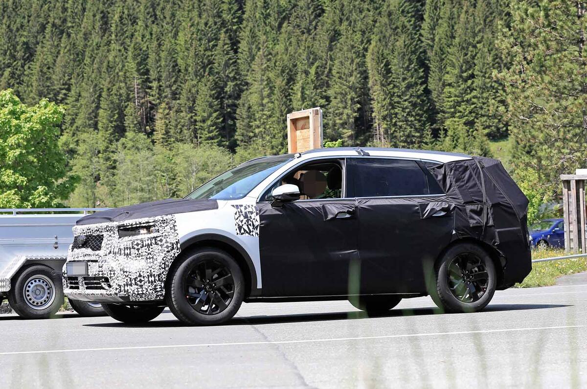 New Kia Sorento spyshot side 3/4