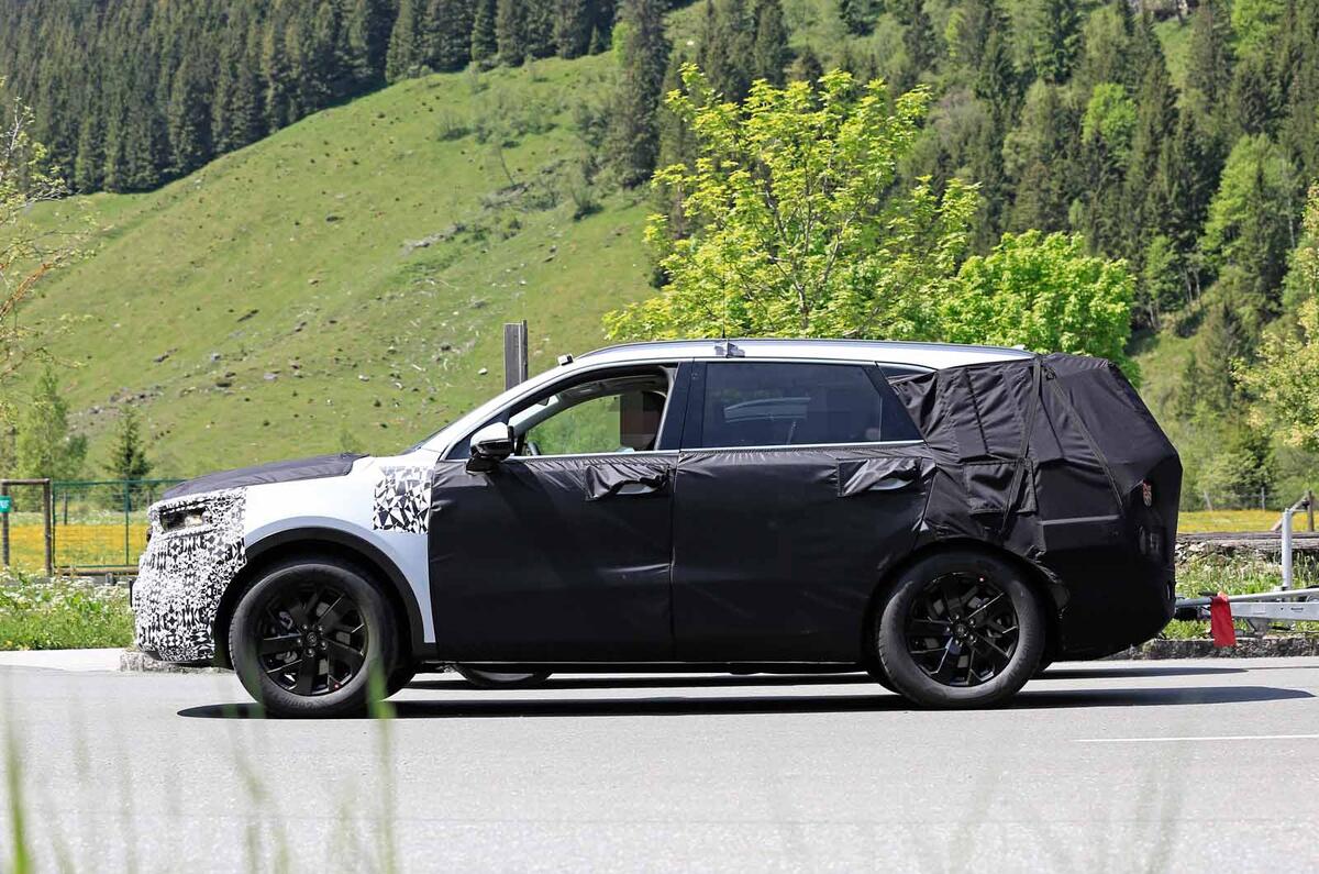 New Kia Sorento spyshot side again