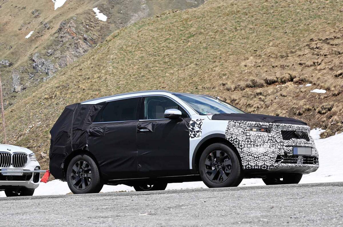 New Kia Sorento spyshot side front
