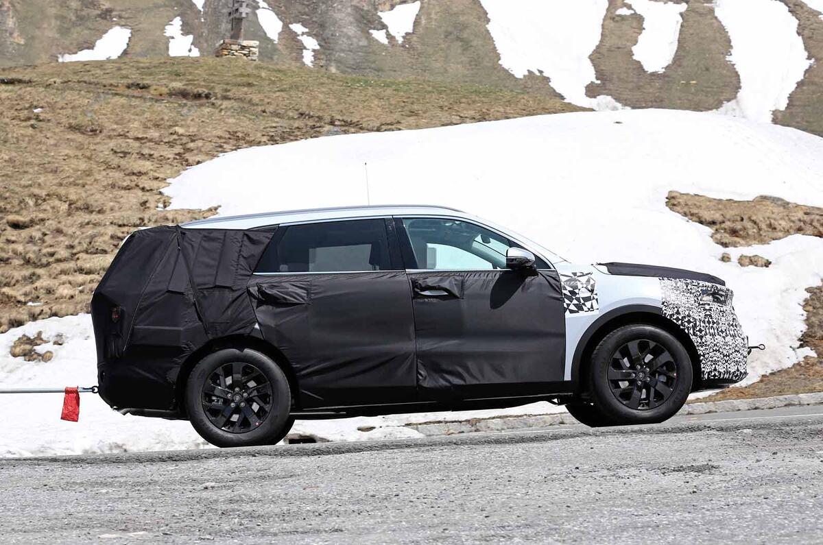 New Kia Sorento spyshot side