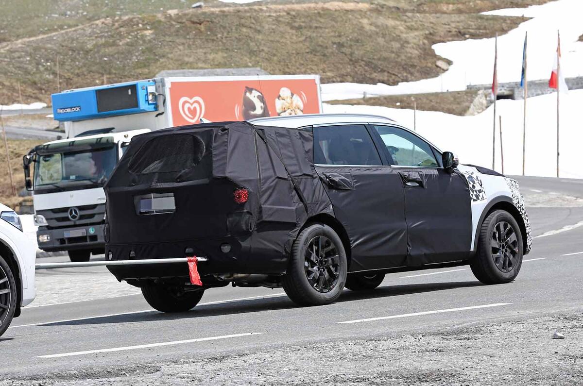 New Kia Sorento spyshot rear sie