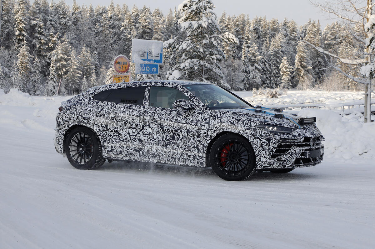 2022 Lamborghini Urus facelift prototype 2022 Lamborghini Urus facelift prototype