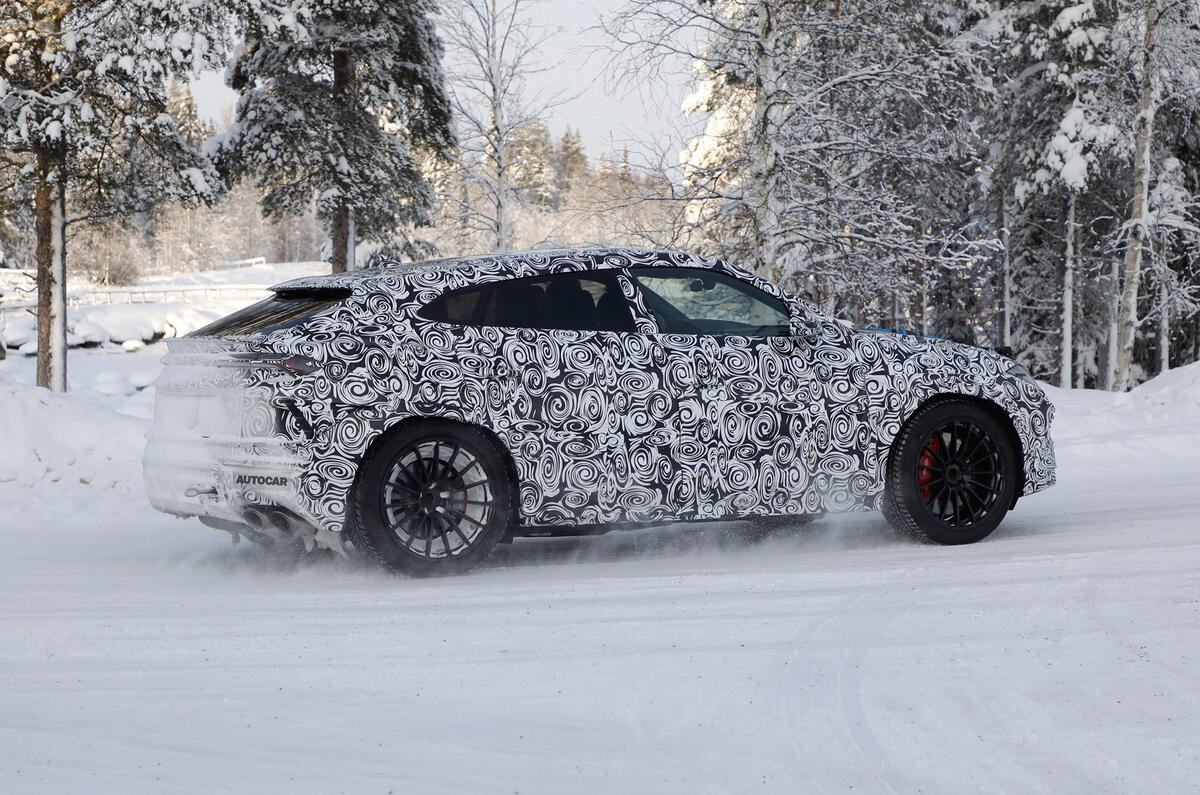 2022 Lamborghini Urus facelift prototype 2022 Lamborghini Urus facelift prototype