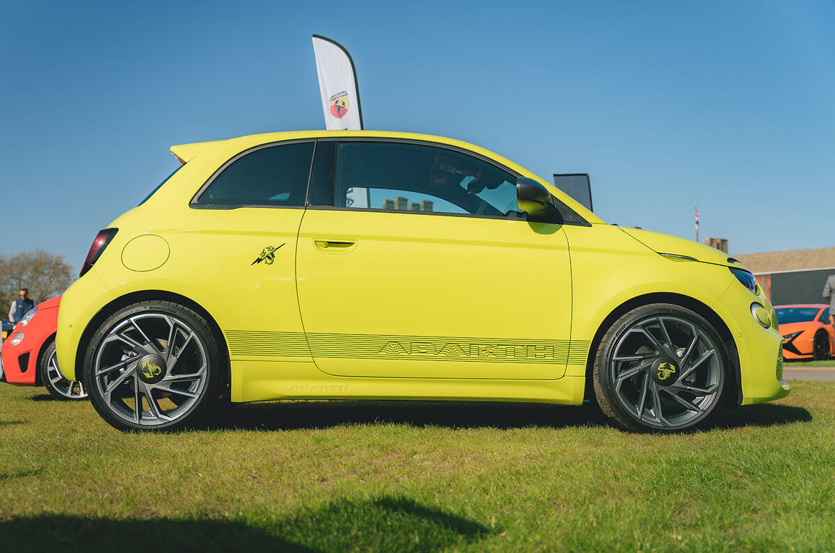 Abarth 500e side