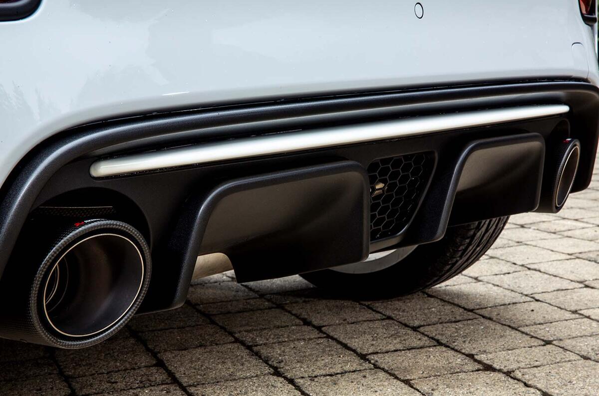 Abarth 595 Esseesse 2019 exhausts Abarth 595 Esseesse 2019 exhausts