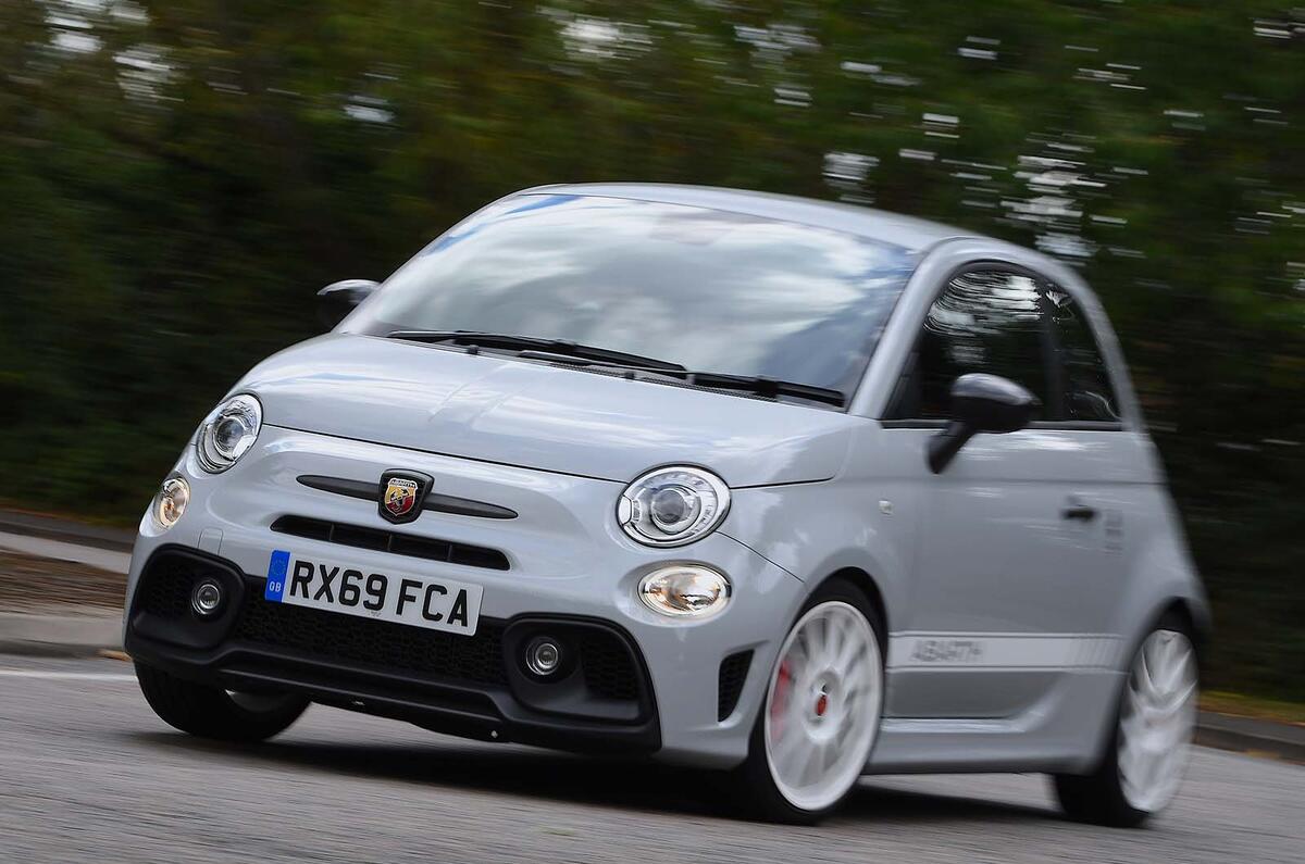 Abarth 595 Esseesse 2019 front three quarter 3 Abarth 595 Esseesse 2019 front three quarter 3