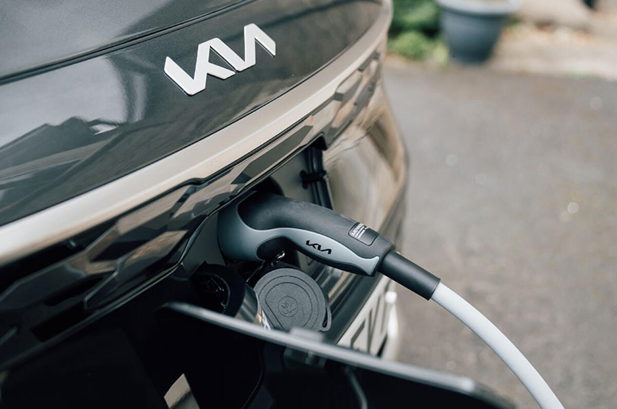 AC   NiroEV pluggedin