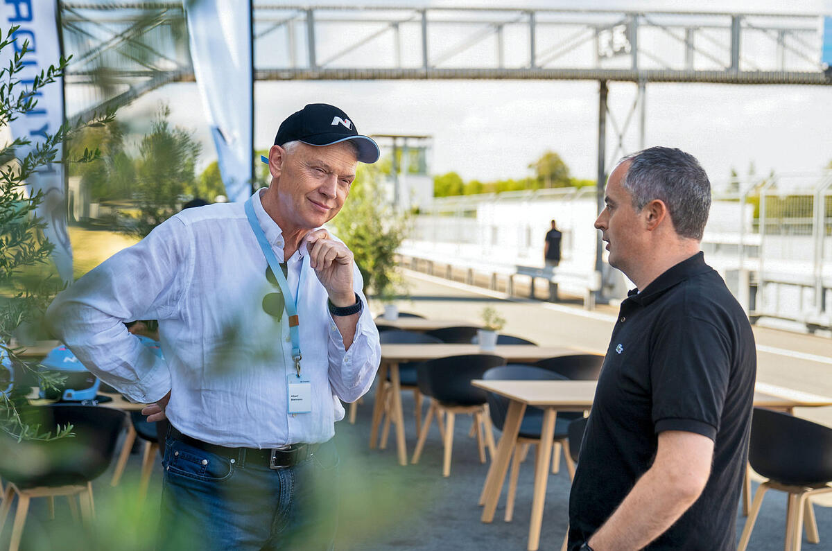 Albert Biermann (l) talking to Mike Duff (r) Albert Biermann (l) talking to Mike Duff (r)