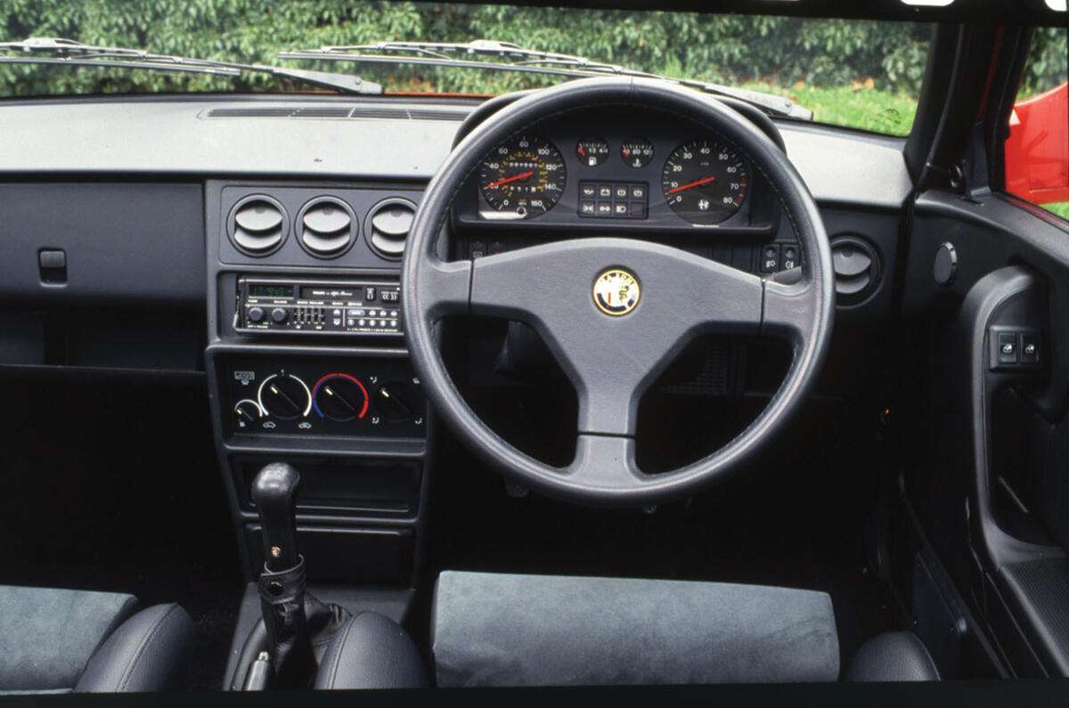 Alfa Romeo 33 S 16v .interior Alfa Romeo 33 S 16v .interior