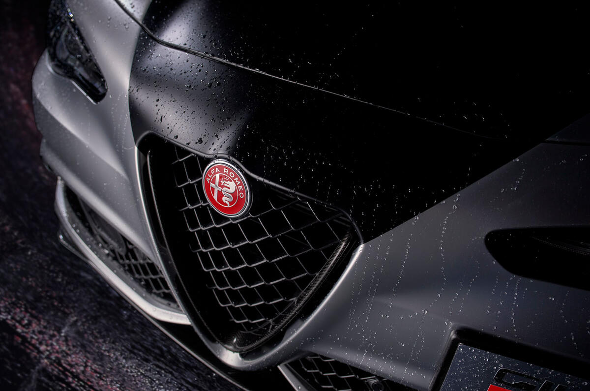 Alfa Romeo Giulia Quadrifoglio Luna Rossa 4