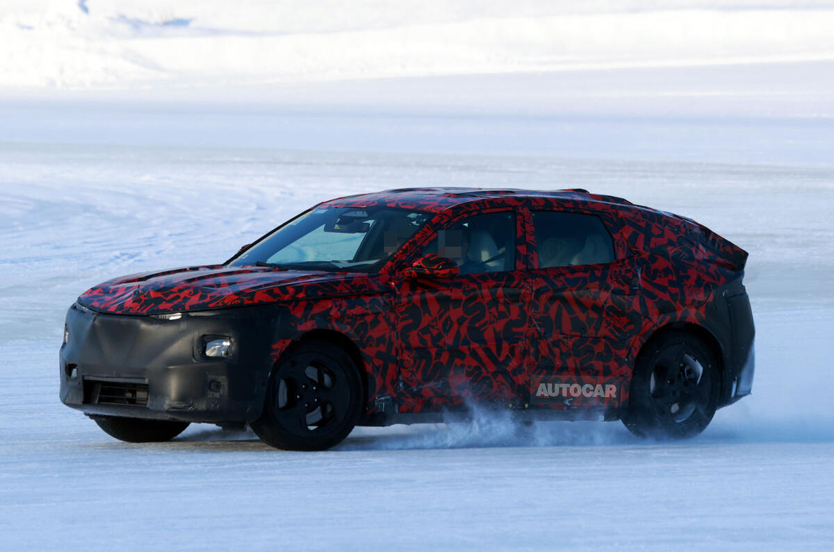 Alfa Romeo Stelvio 2025 camo front quarter 2