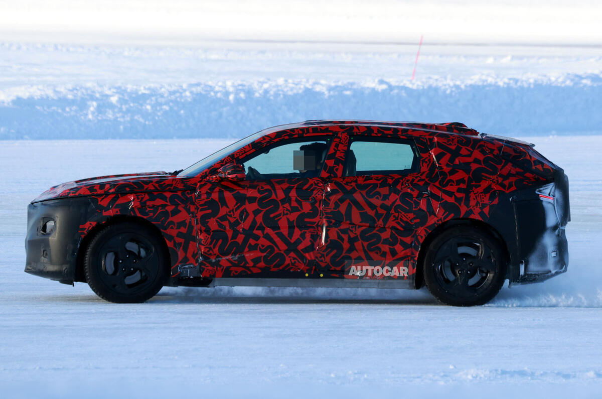 Alfa Romeo Stelvio 2025 camo side Alfa Romeo Stelvio 2025 camo side