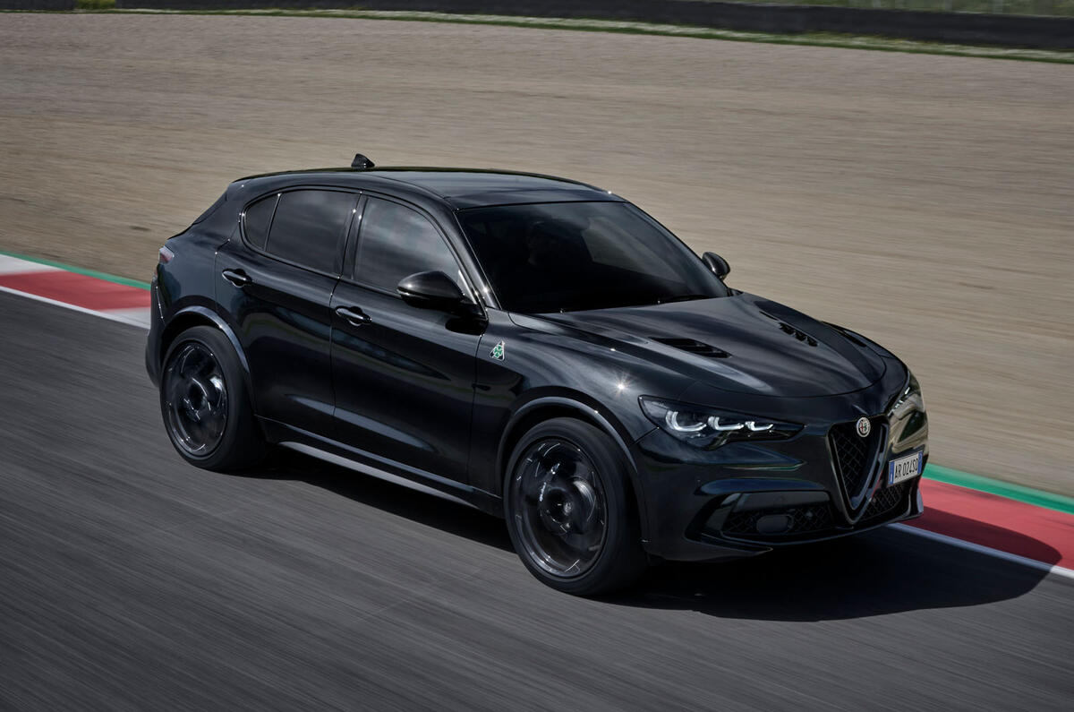 Alfa Romeo Stelvio Quadrifoglio super sport front quarter Alfa Romeo Stelvio Quadrifoglio super sport front quarter