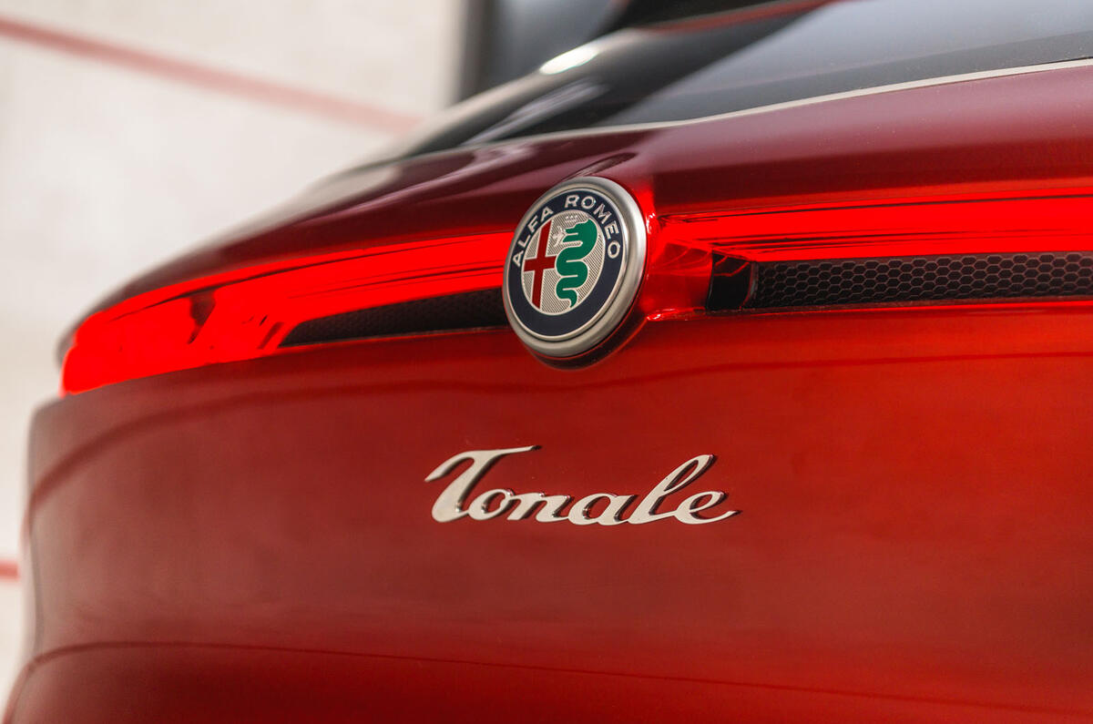 Alfa Romeo Tonale rear light and badge