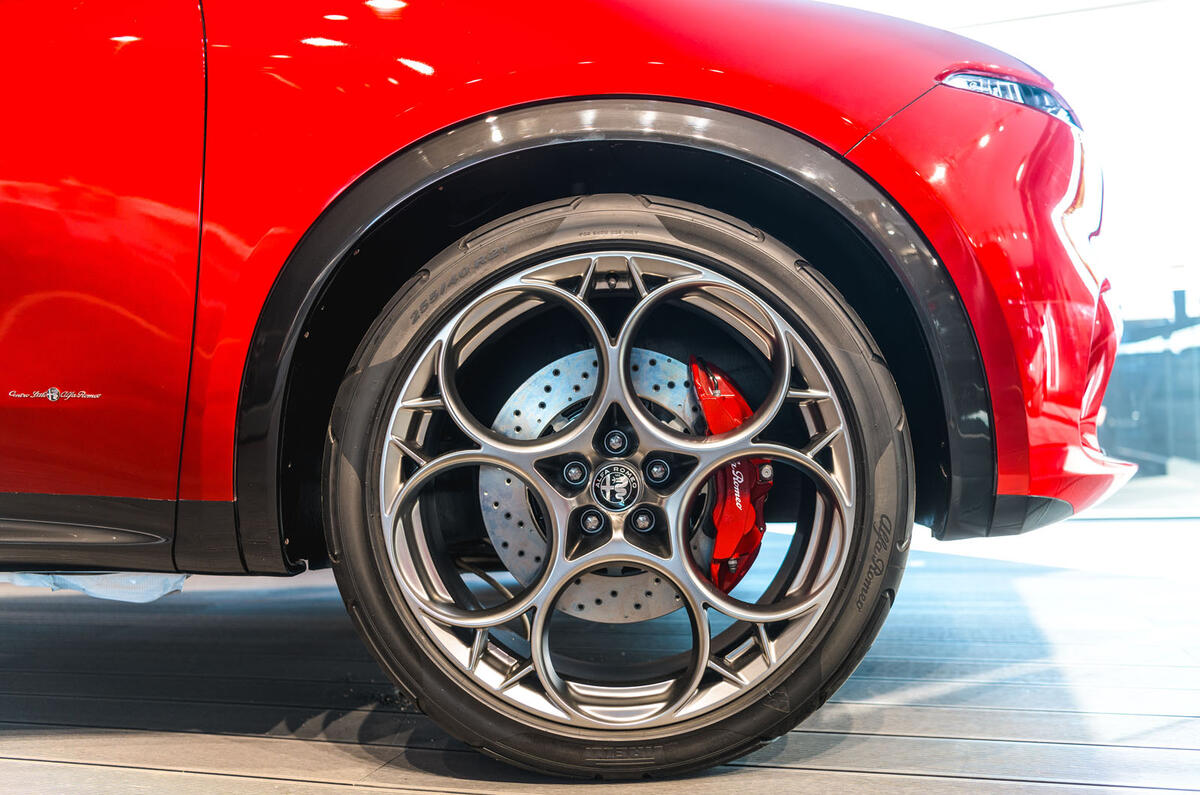Alfa Romeo Tonale wheel  and brakes