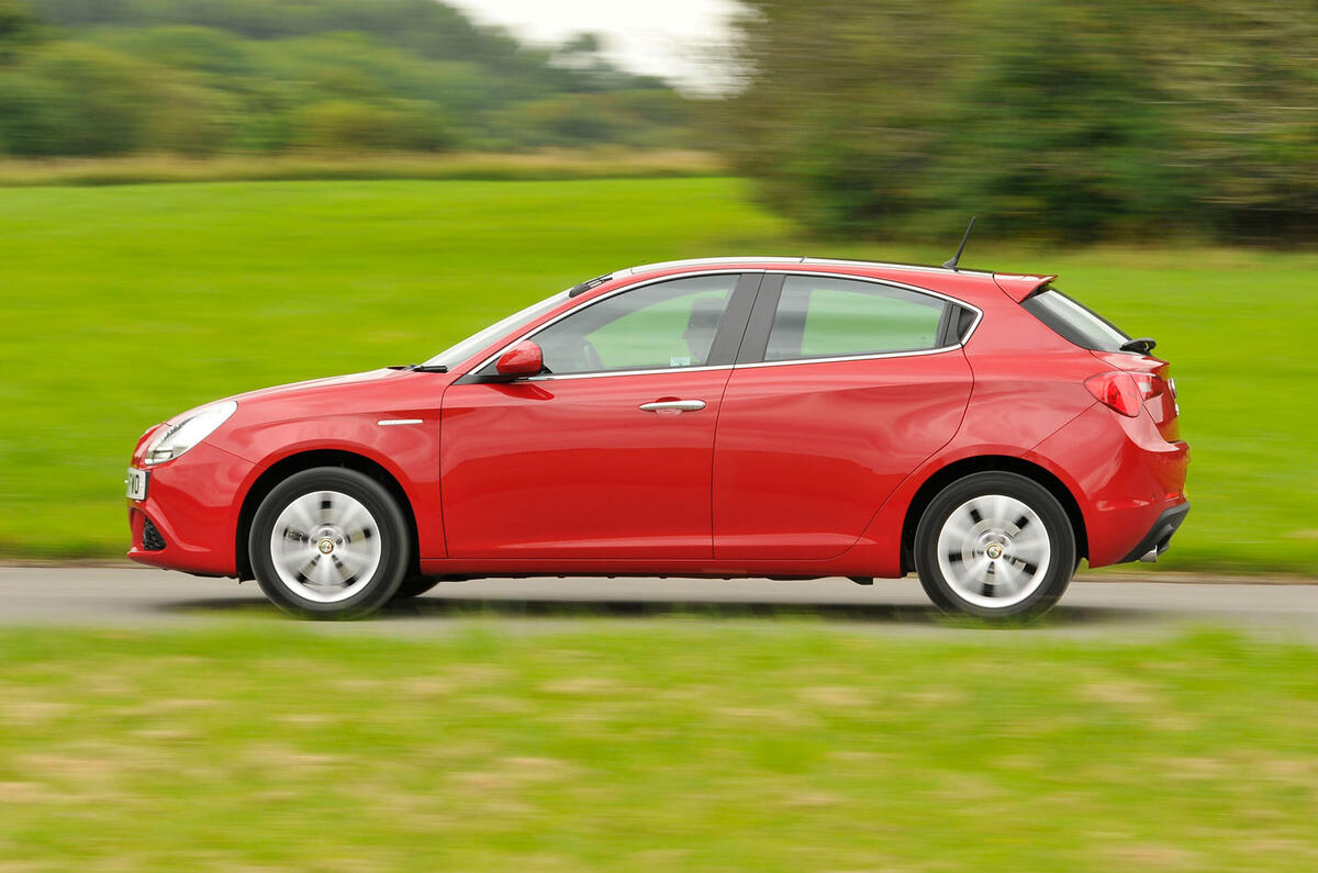 Alfa Romeo Giulietta - tracking side Alfa Romeo Giulietta - tracking side