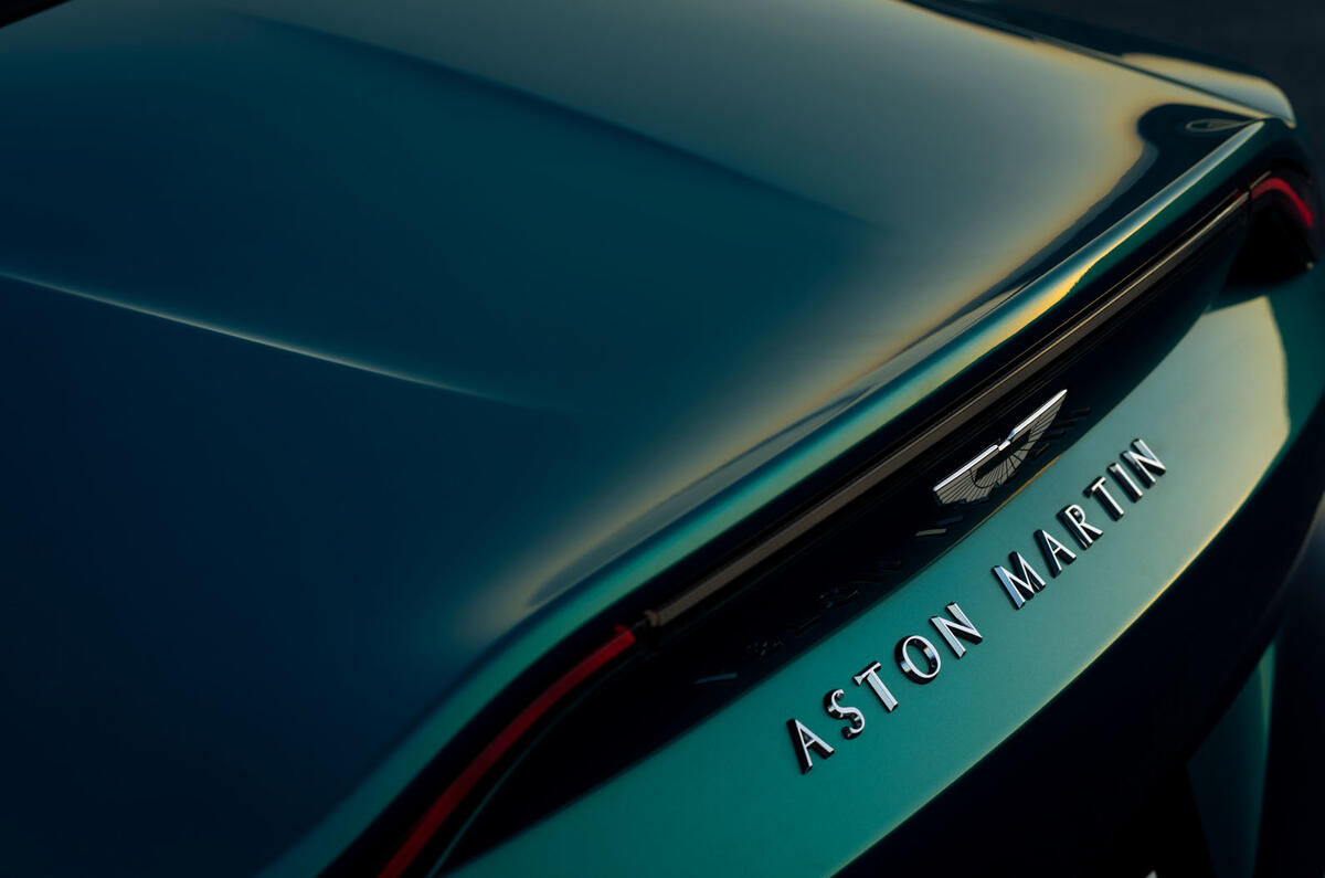 Aston Martin V12 Vantage Roadster 2022 ducktail Aston Martin V12 Vantage Roadster 2022 ducktail