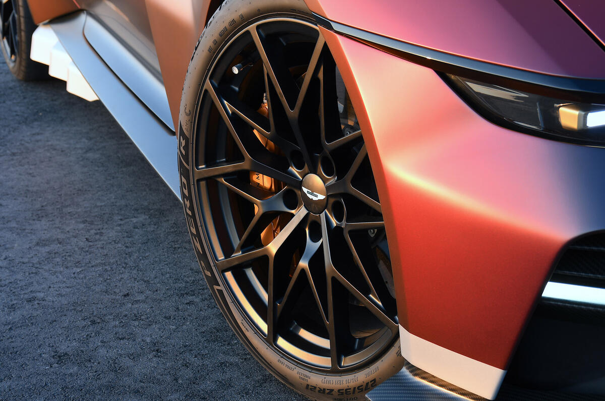 Aston Martin Valen 2026 jb20260703 2401