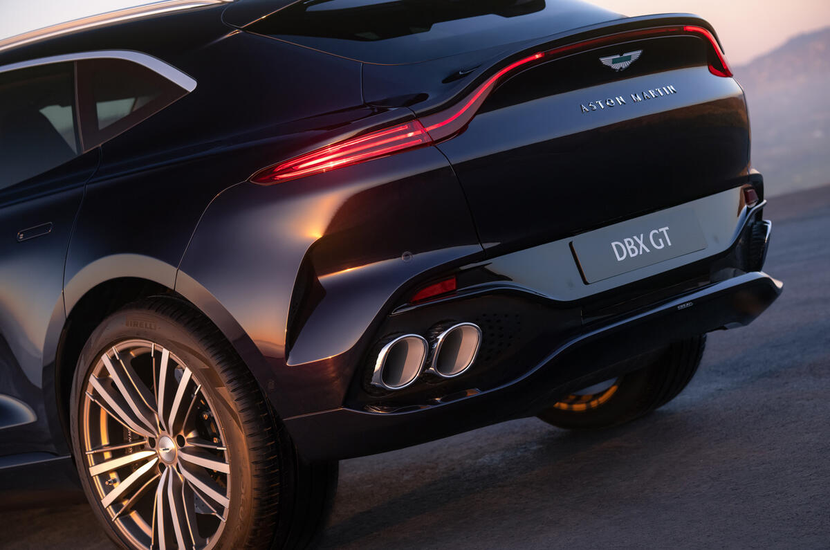 Aston Martin DBX GT 21