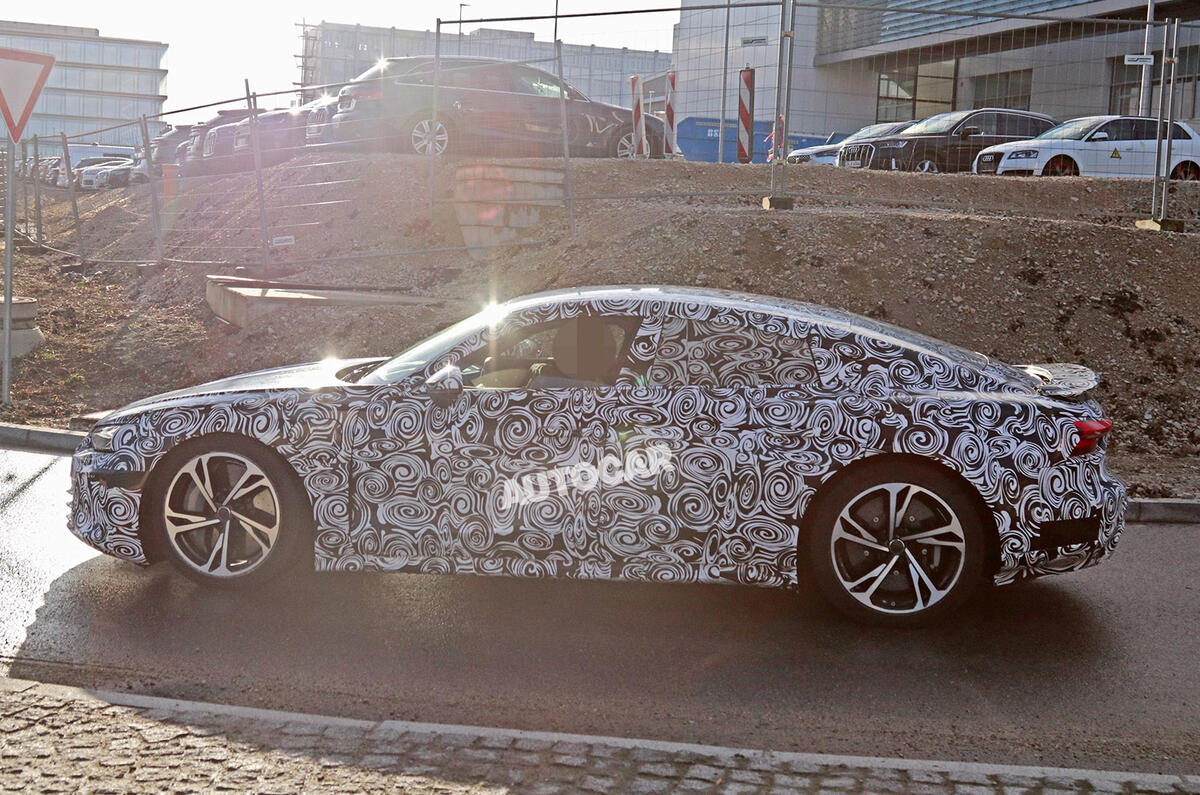 2021 Audi E-tron GT camouflaged prototype - side 2021 Audi E-tron GT camouflaged prototype - side