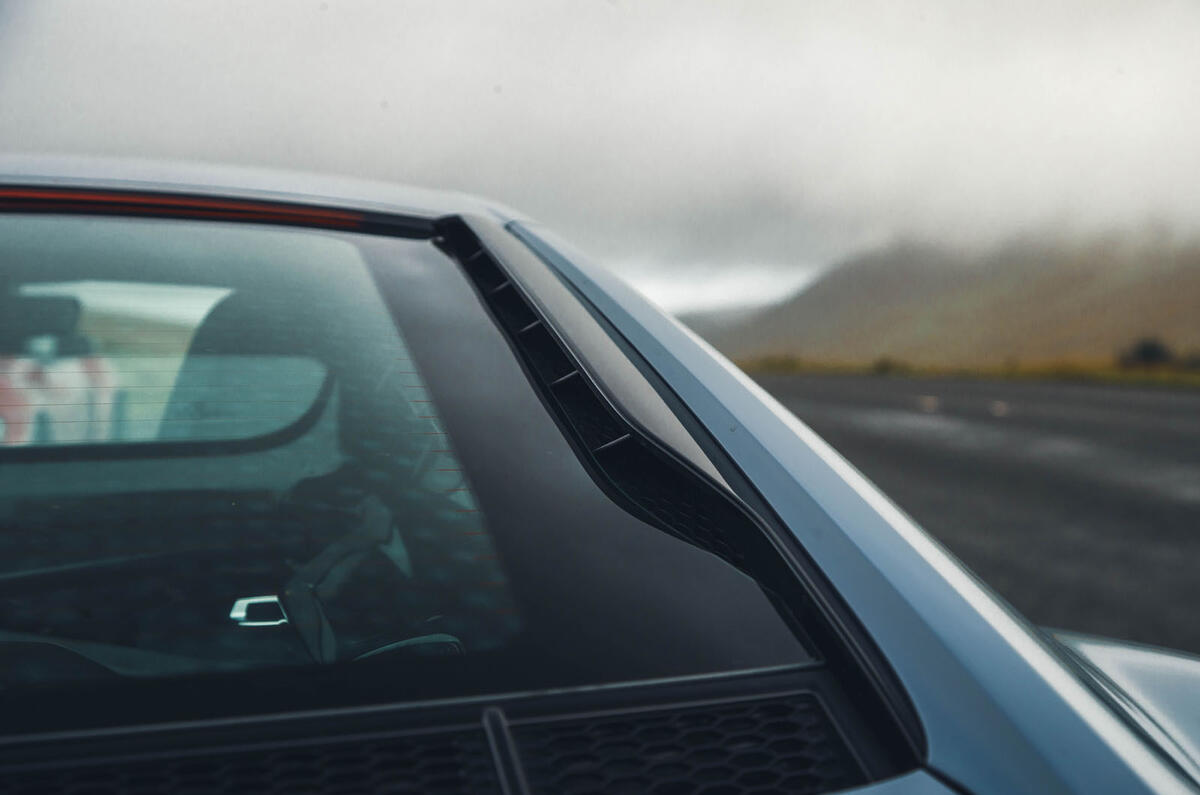 Audi R8 V10 Performance RWD Edition rear window close Audi R8 V10 Performance RWD Edition rear window close