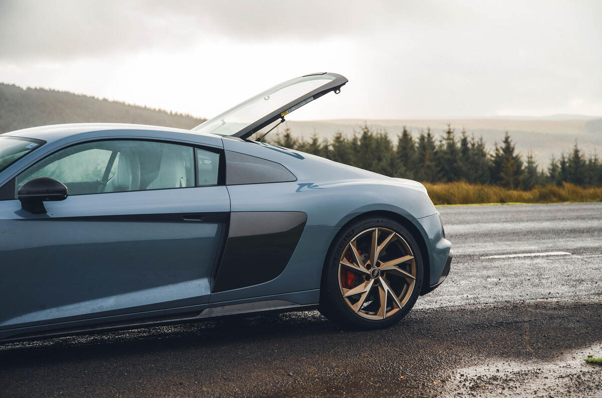Audi R8 V10 Performance RWD Edition rear window open Audi R8 V10 Performance RWD Edition rear window open