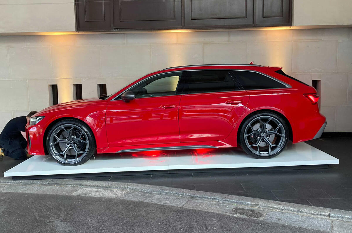 Audi RS6 Performance UK side