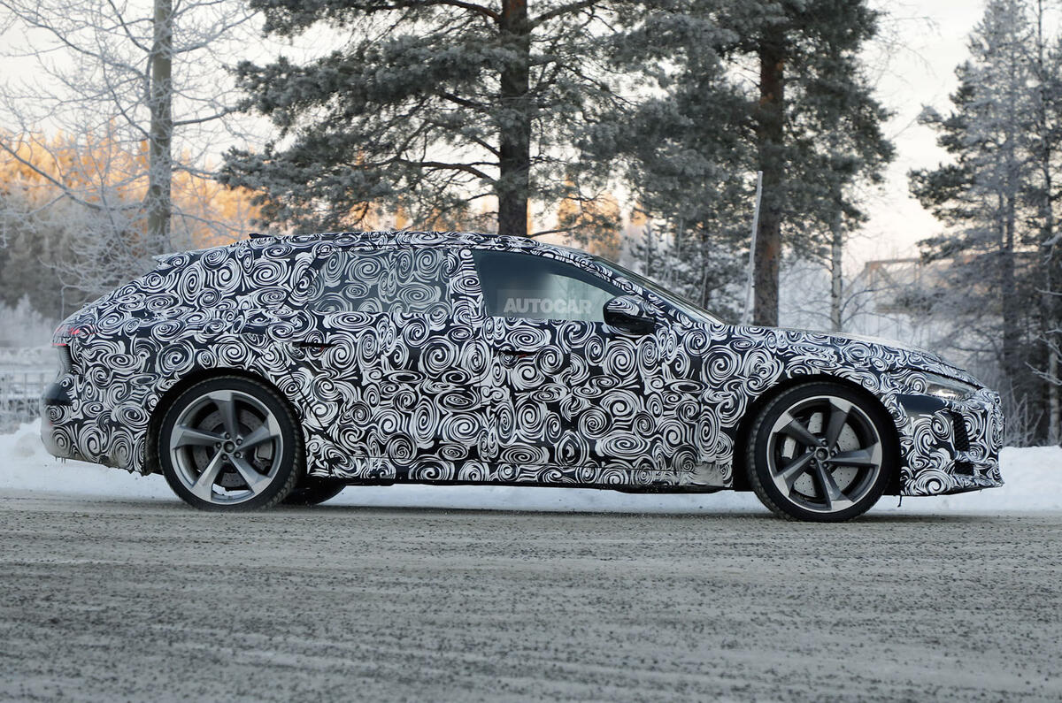Audi RS6 PHEV camo side tracking Audi RS6 PHEV camo side tracking