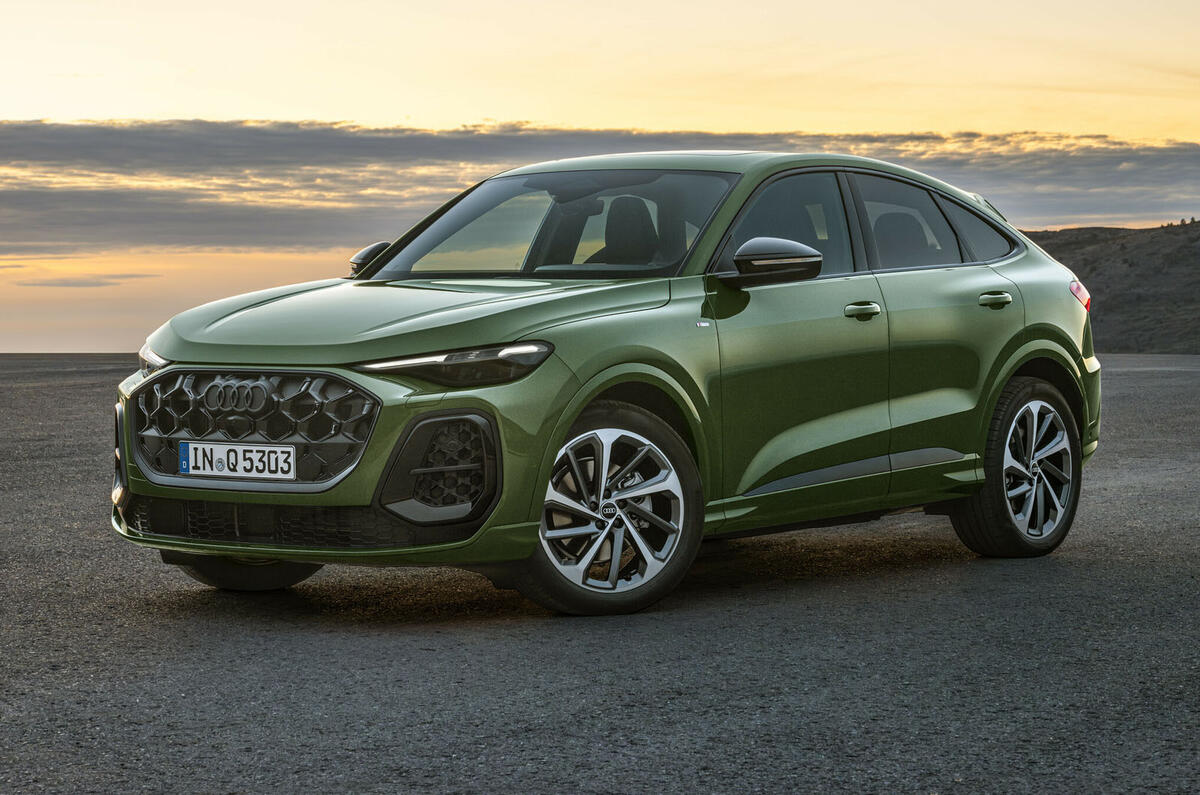 Audi Q5 Sportback   green version in a desert Audi Q5 Sportback   green version in a desert