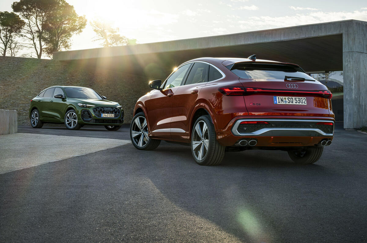 Audi Q5 Sportback   red and green versions outside a house Audi Q5 Sportback   red and green versions outside a house