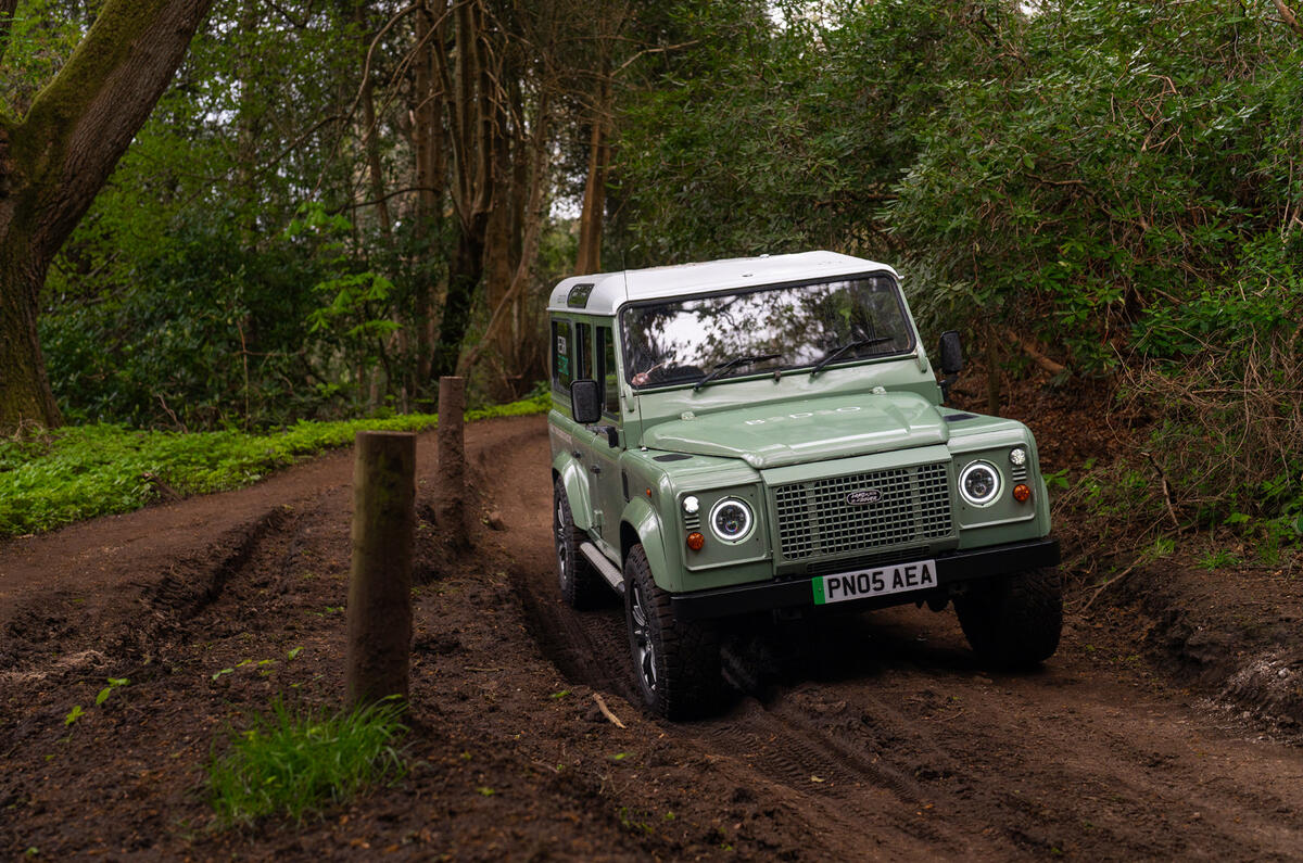 Bedeo Defender  cornering on mud Bedeo Defender  cornering on mud