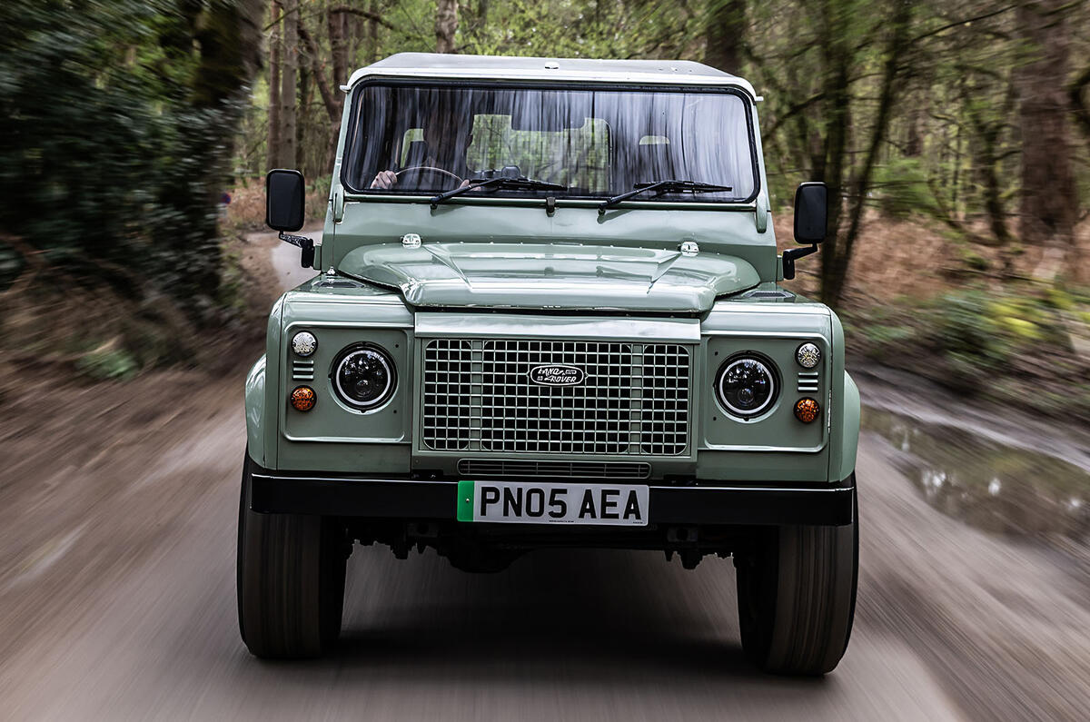 Bedeo Land Rover Defender EV front tracking