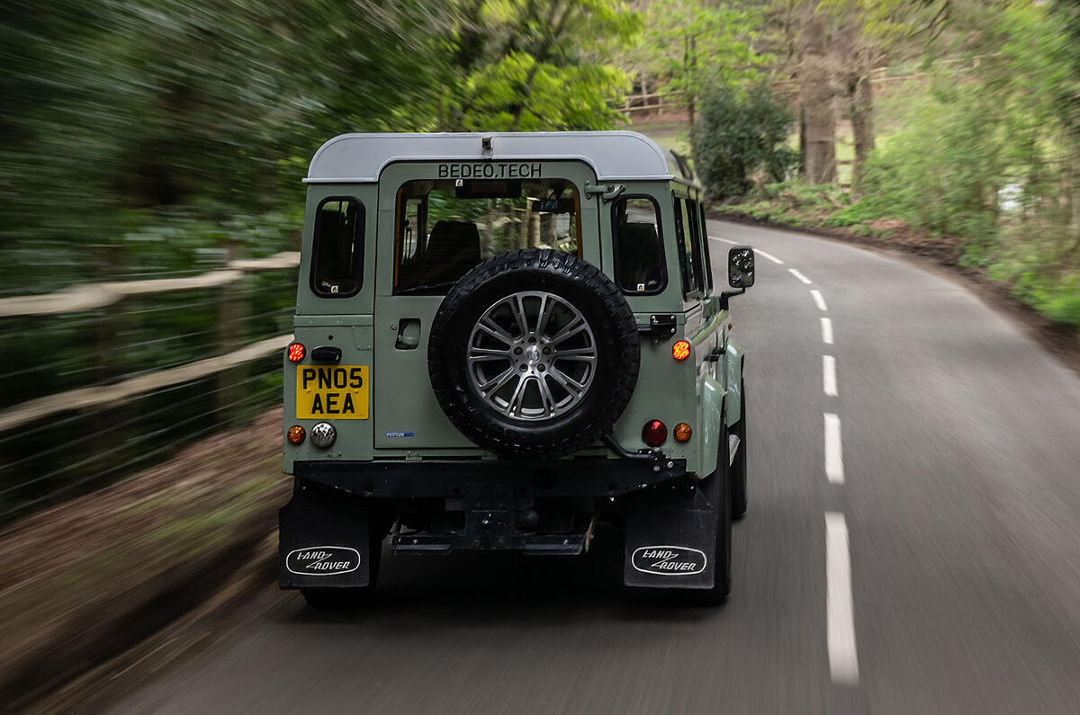 Bedeo Land Rover Defender EV rear tracking