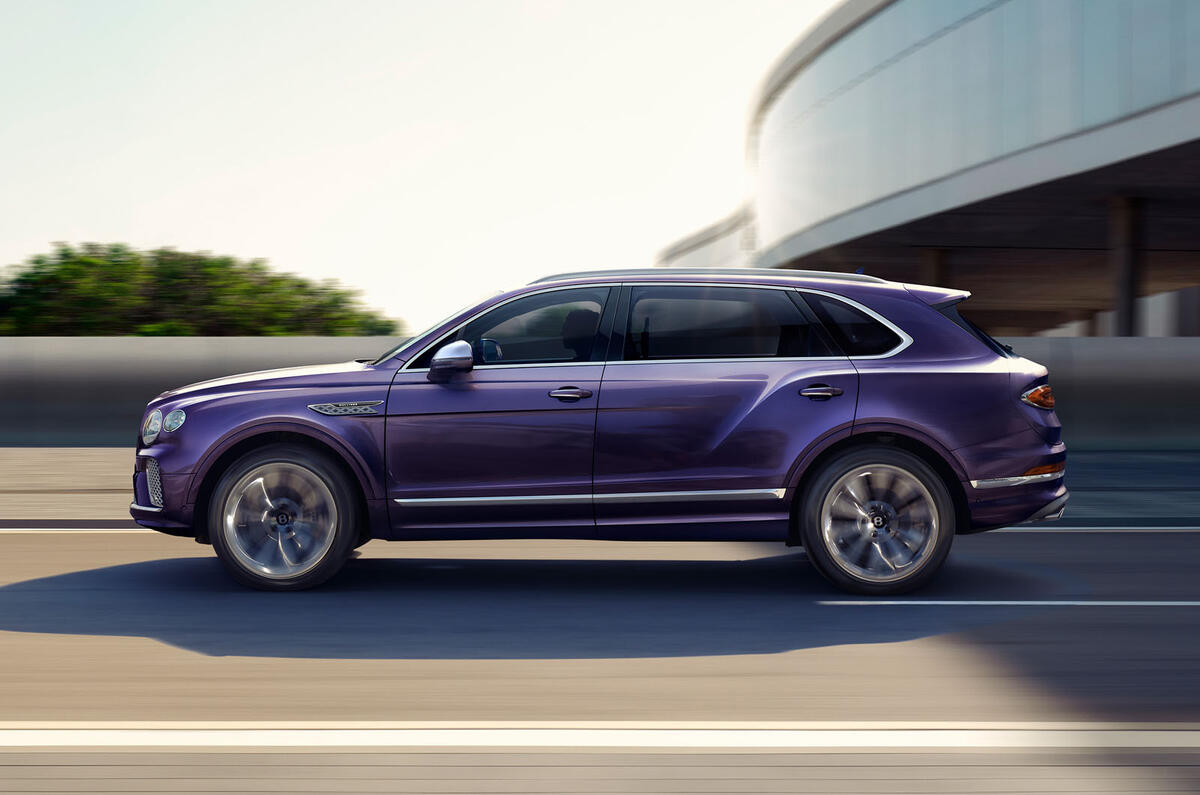 Bentley Bentayga EWB Mulliner side tracking Bentley Bentayga EWB Mulliner side tracking