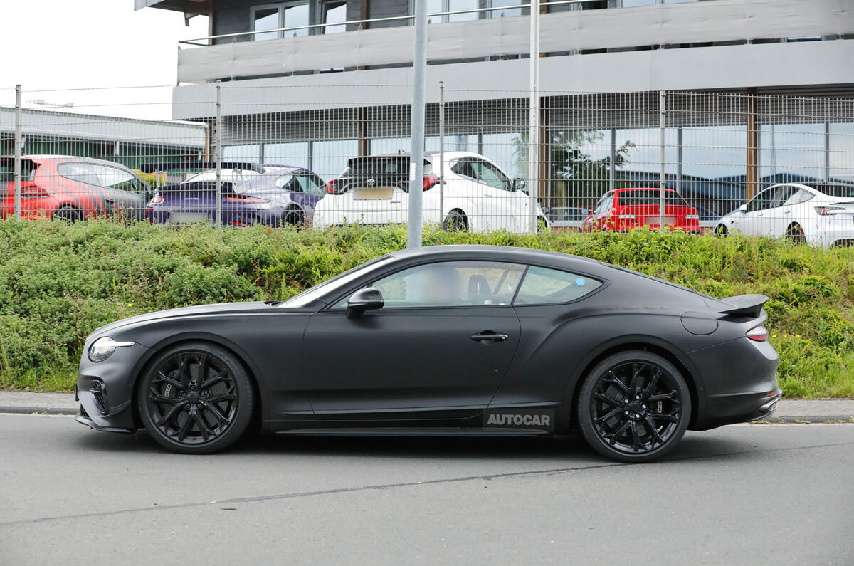 Bentley Continental GT Supersports 2025 camo side tracking Bentley Continental GT Supersports 2025 camo side tracking