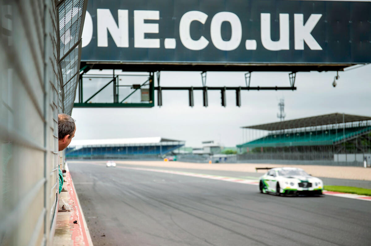 Bentley Continental GT3 vs Bentley Continental GT3-R