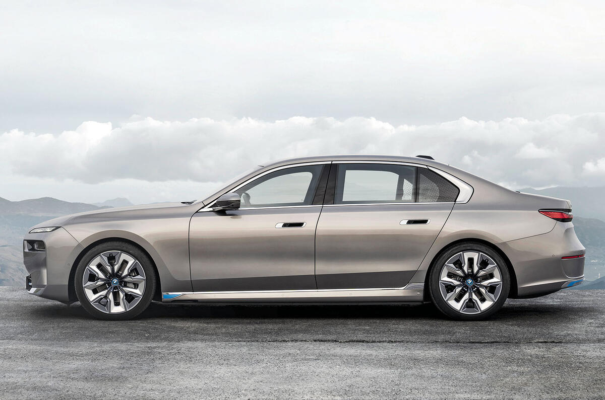 BMW i7 side BMW i7 side