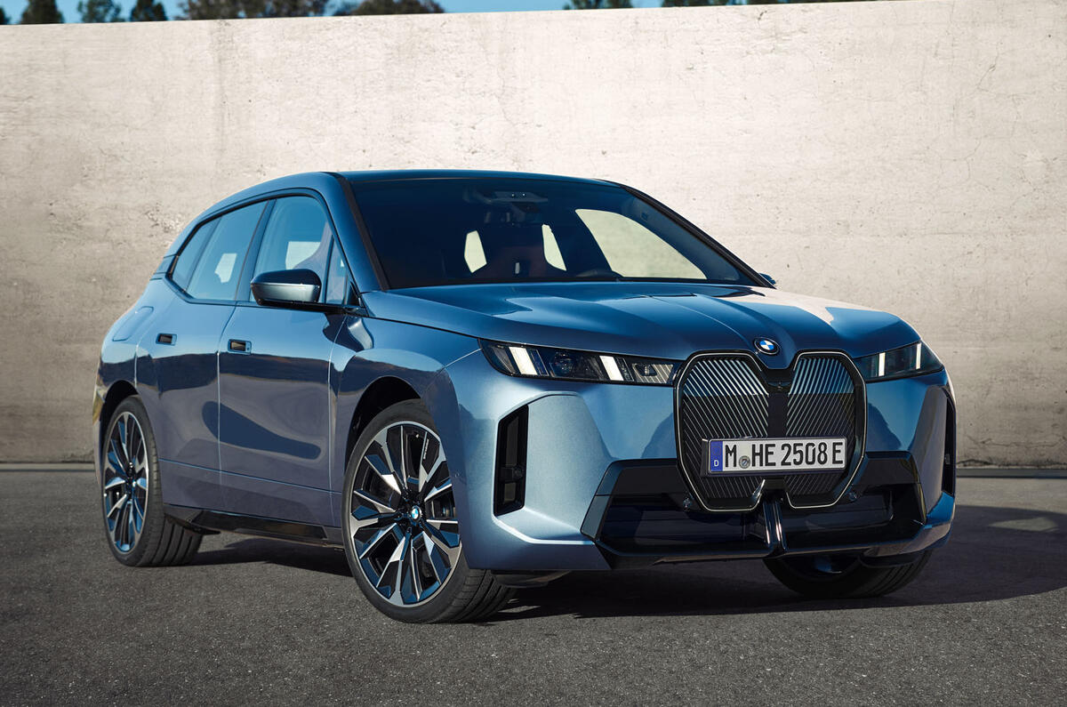 BMW iX 2025 xDrive 60 M Sport front qtr static