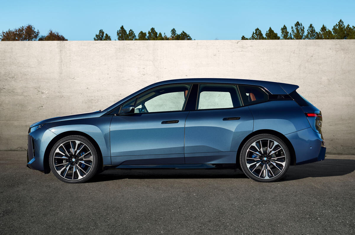 BMW iX 2025 xDrive 60 M Sport side static