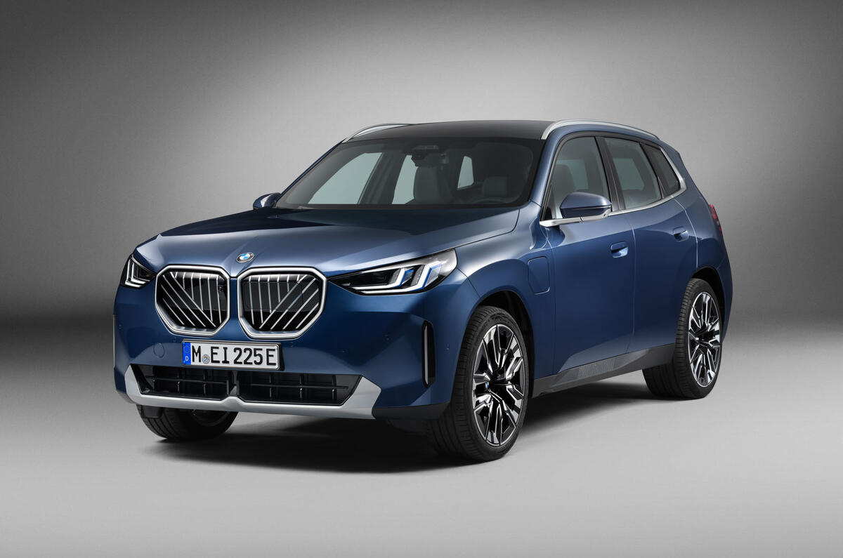 BMW X3 30e PHEV 2024 front quarter static BMW X3 30e PHEV 2024 front quarter static