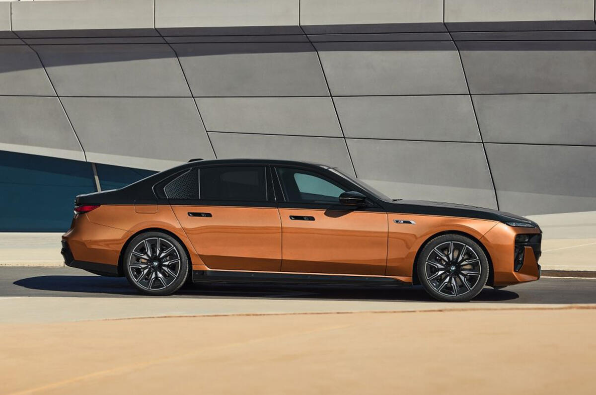 BMW i7 M70 side BMW i7 M70 side