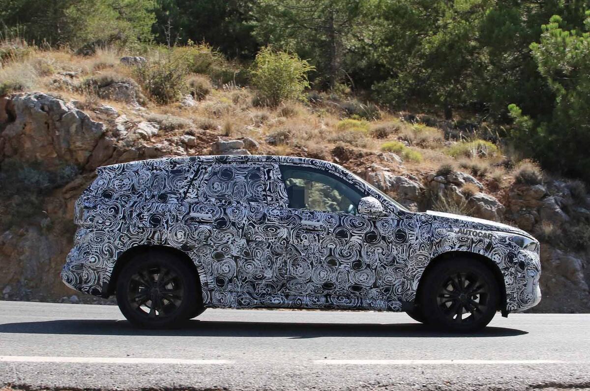 BMW X1 2022 spyshots side on BMW X1 2022 spyshots side on