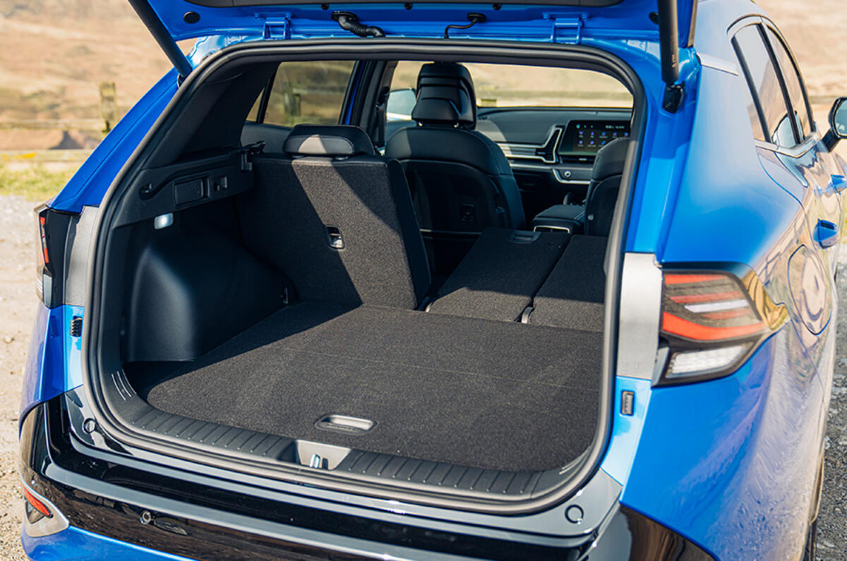 Boot with seats dropped Boot with seats dropped