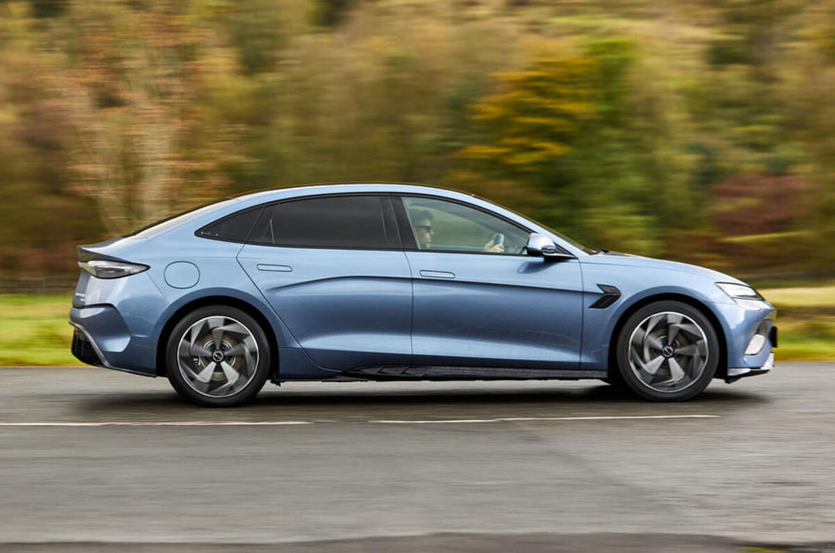 byd seal review 2023 02 panning side