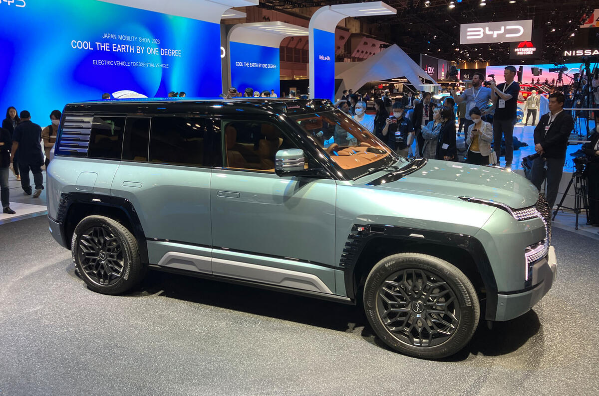 BYD Yangwang U8 Tokyo motor show 2023 side
