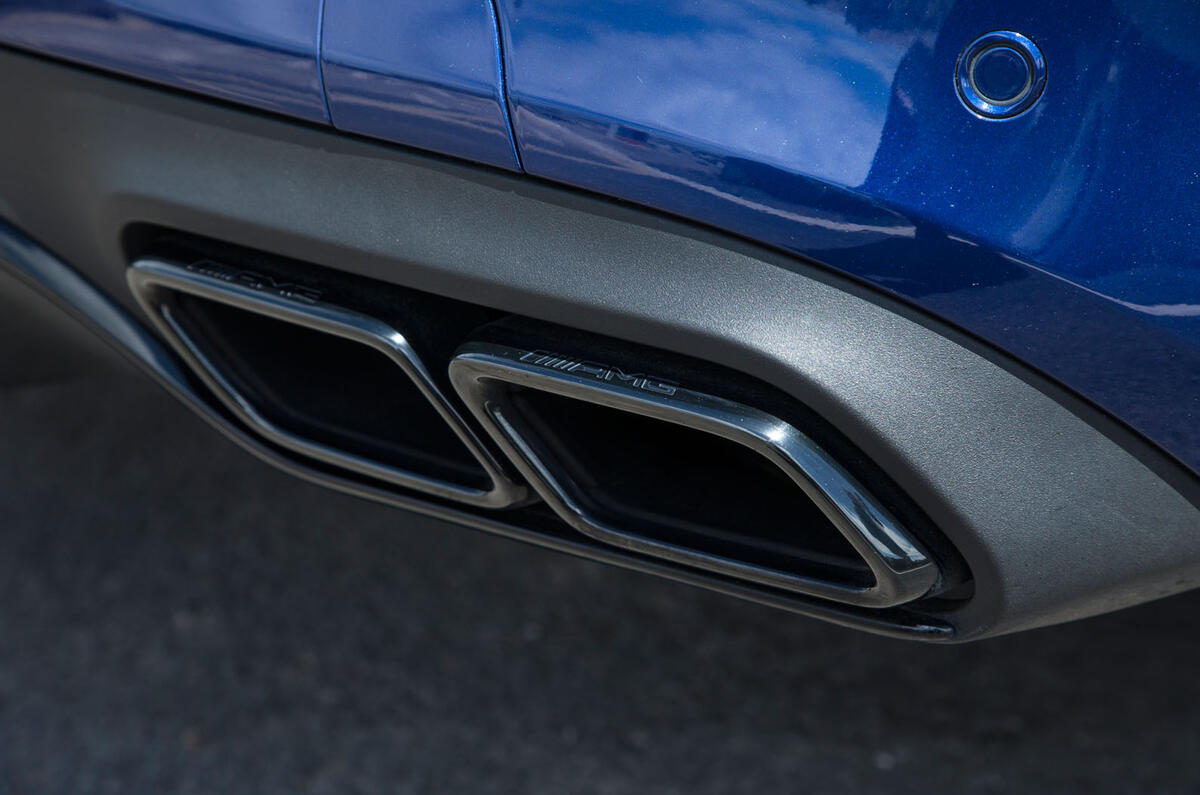 Mercedes-AMG C63 S Coupé vs BMW M4 Competition Pack