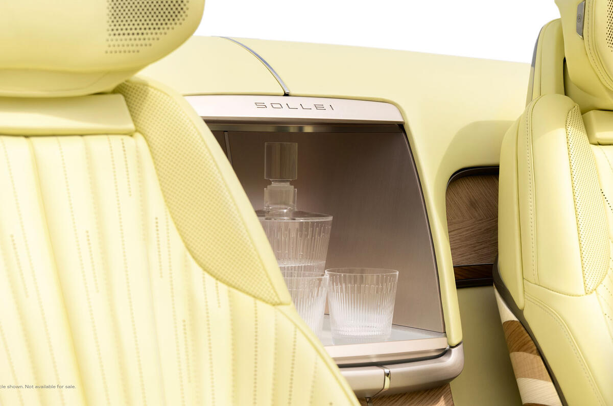 Cadillac Sollei concept drinks tray