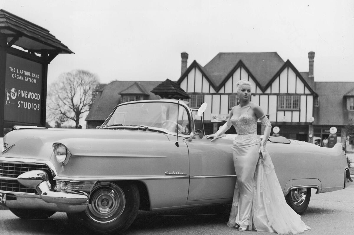CAdillac pose CAdillac pose