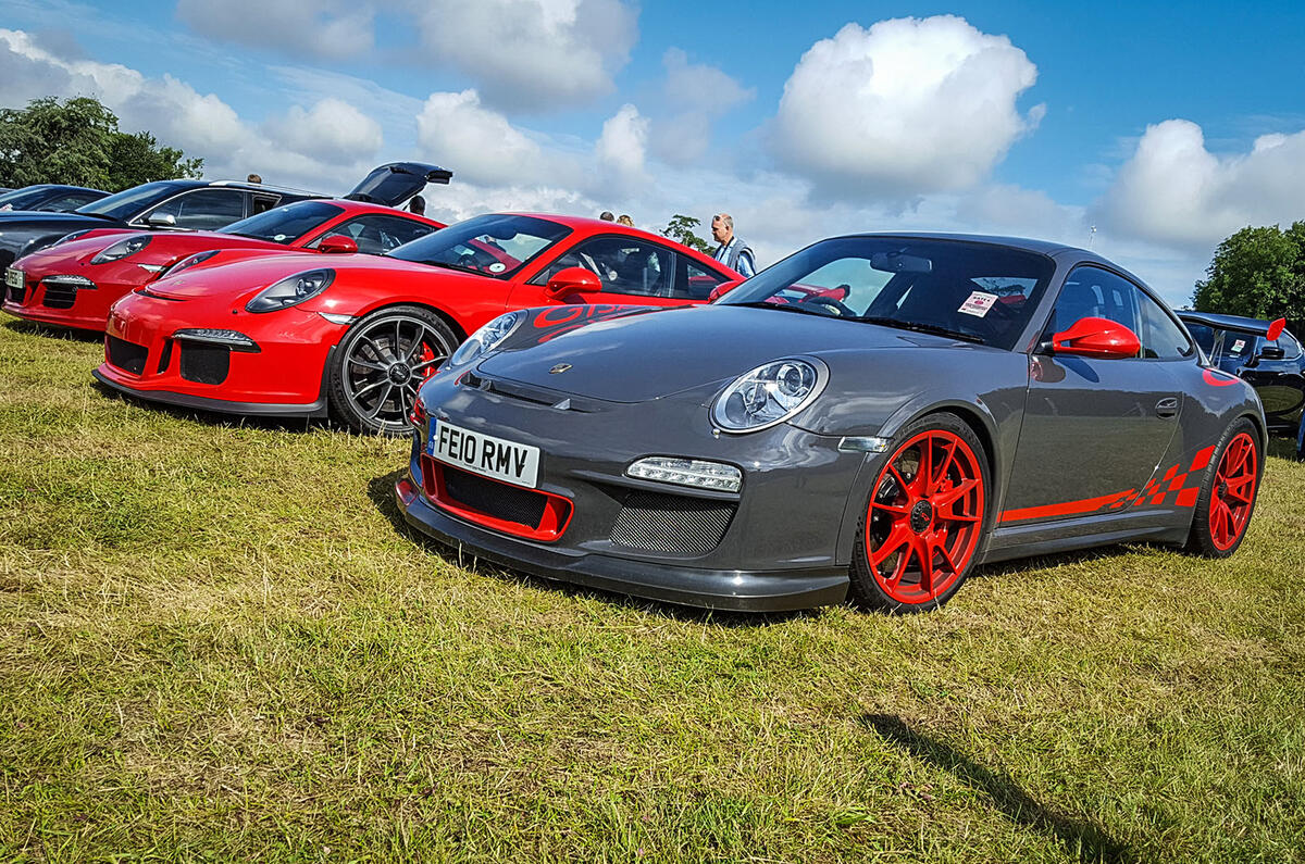 PORSCHE 911 GT3 RS: And friends...